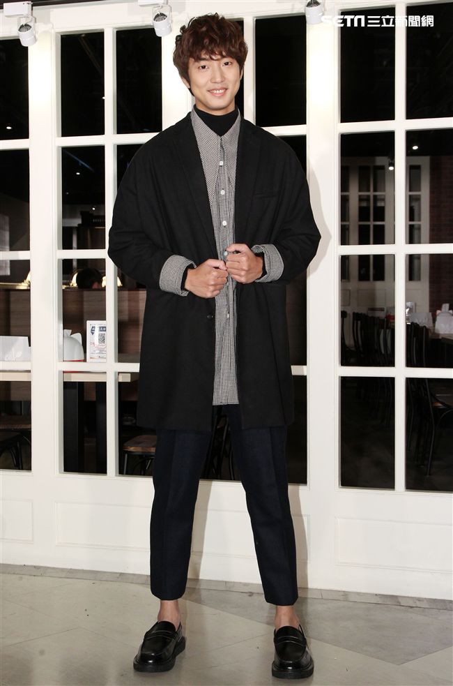 「音樂全才生」許書豪化身心納大廚，提前陪弱勢兒童圍爐過年，給孩子一個希望紅包。（記者邱榮吉/攝影）