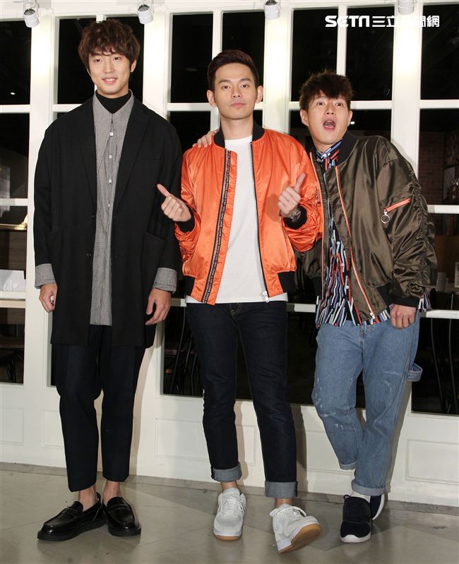 「馬來西亞暖聲男子雙人組」FS「音樂全才生」許書豪化身心納大廚，提前陪弱勢兒童圍爐過年，給孩子一個希望紅包。（記者邱榮吉/攝影）