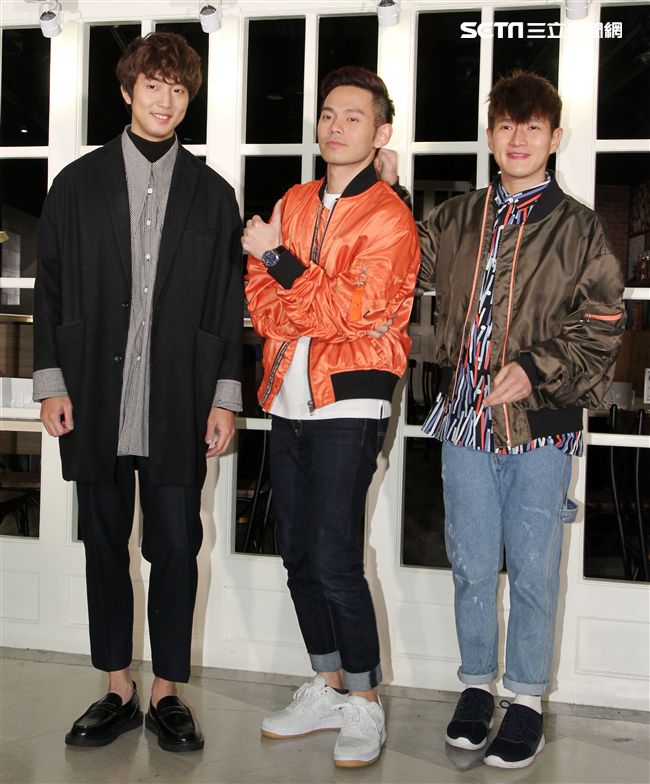 「馬來西亞暖聲男子雙人組」FS「音樂全才生」許書豪化身心納大廚，提前陪弱勢兒童圍爐過年，給孩子一個希望紅包。（記者邱榮吉/攝影）