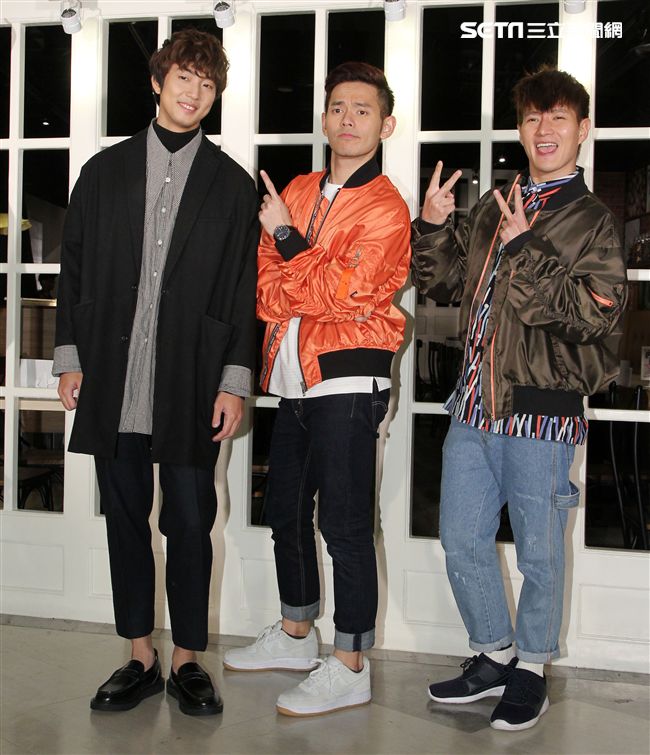 「馬來西亞暖聲男子雙人組」FS「音樂全才生」許書豪化身心納大廚，提前陪弱勢兒童圍爐過年，給孩子一個希望紅包。（記者邱榮吉/攝影）