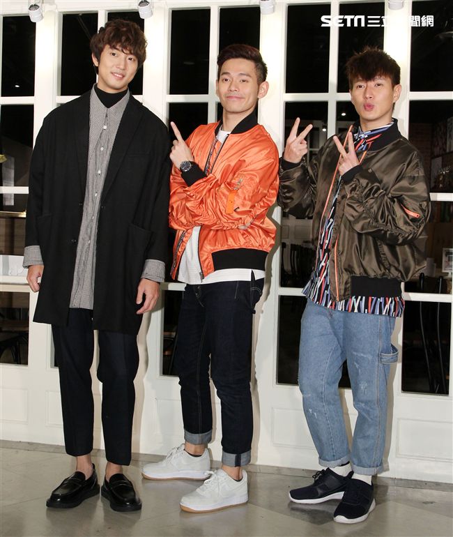 「馬來西亞暖聲男子雙人組」FS「音樂全才生」許書豪化身心納大廚，提前陪弱勢兒童圍爐過年，給孩子一個希望紅包。（記者邱榮吉/攝影）