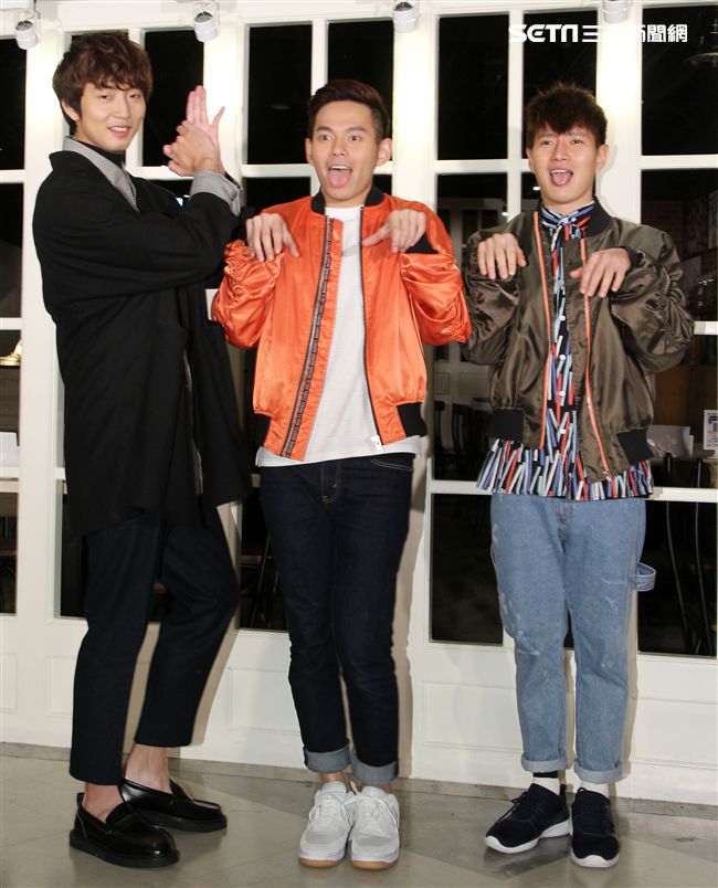 「馬來西亞暖聲男子雙人組」FS「音樂全才生」許書豪化身心納大廚，提前陪弱勢兒童圍爐過年，給孩子一個希望紅包。（記者邱榮吉/攝影）