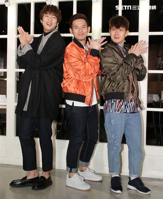 「馬來西亞暖聲男子雙人組」FS「音樂全才生」許書豪化身心納大廚，提前陪弱勢兒童圍爐過年，給孩子一個希望紅包。（記者邱榮吉/攝影）