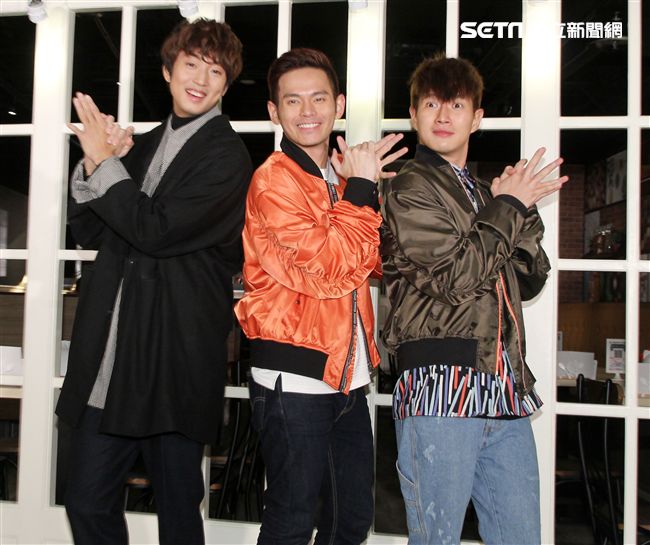 「馬來西亞暖聲男子雙人組」FS「音樂全才生」許書豪化身心納大廚，提前陪弱勢兒童圍爐過年，給孩子一個希望紅包。（記者邱榮吉/攝影）