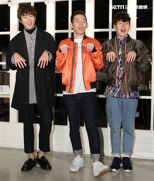 「馬來西亞暖聲男子雙人組」FS「音樂全才生」許書豪化身心納大廚，提前陪弱勢兒童圍爐過年，給孩子一個希望紅包。（記者邱榮吉/攝影）