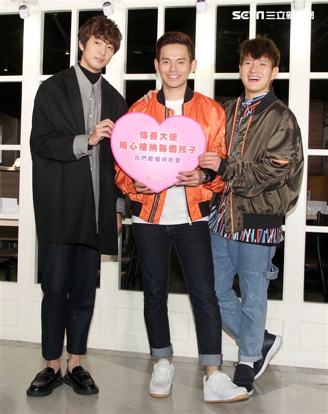 「馬來西亞暖聲男子雙人組」FS「音樂全才生」許書豪化身心納大廚，提前陪弱勢兒童圍爐過年，給孩子一個希望紅包。（記者邱榮吉/攝影）