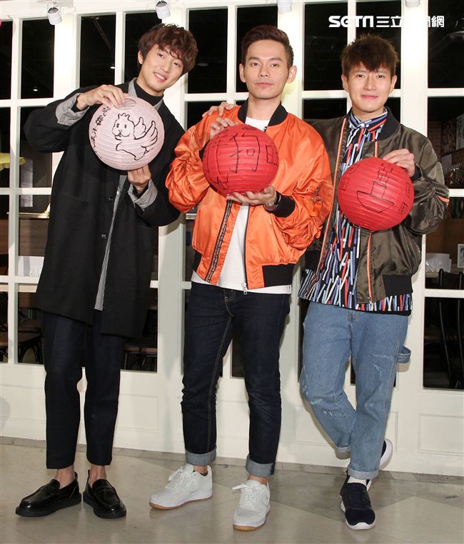 「馬來西亞暖聲男子雙人組」FS「音樂全才生」許書豪化身心納大廚，提前陪弱勢兒童圍爐過年，給孩子一個希望紅包。（記者邱榮吉/攝影）