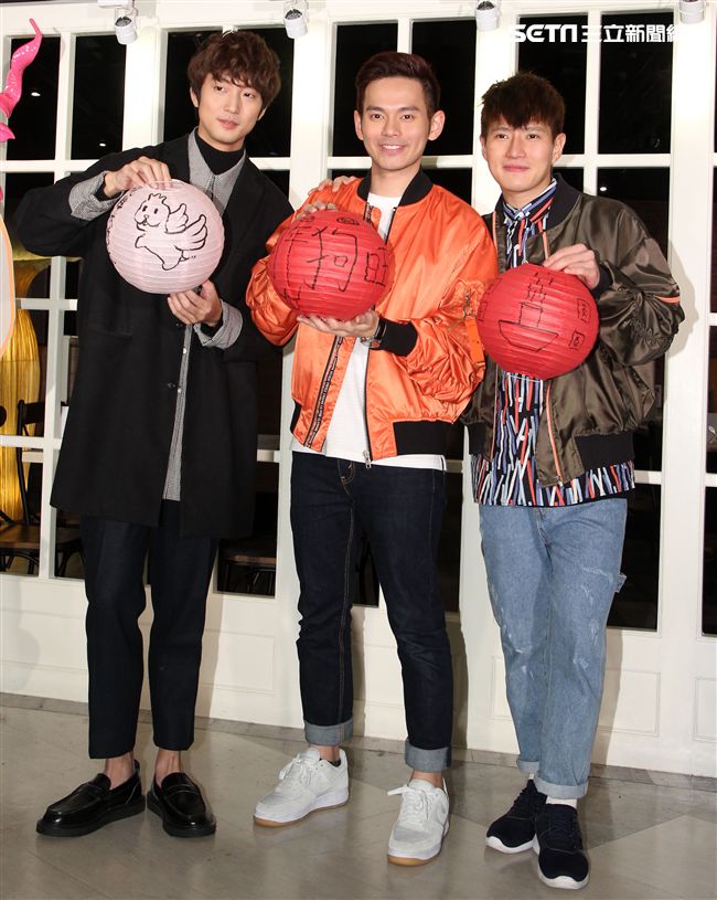 「馬來西亞暖聲男子雙人組」FS「音樂全才生」許書豪化身心納大廚，提前陪弱勢兒童圍爐過年，給孩子一個希望紅包。（記者邱榮吉/攝影）