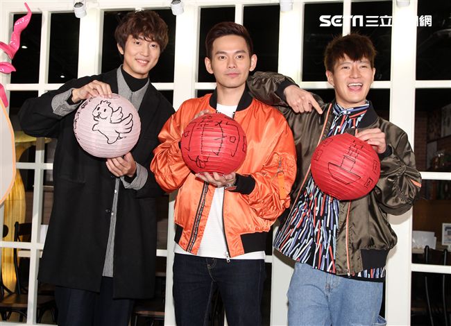 「馬來西亞暖聲男子雙人組」FS「音樂全才生」許書豪化身心納大廚，提前陪弱勢兒童圍爐過年，給孩子一個希望紅包。（記者邱榮吉/攝影）