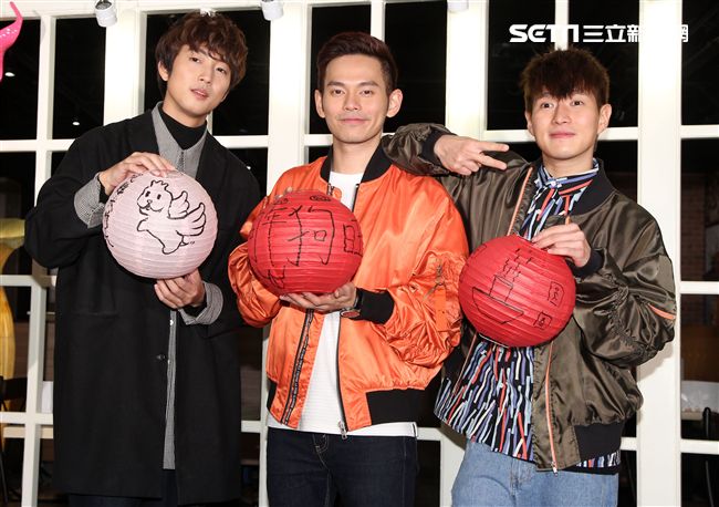 「馬來西亞暖聲男子雙人組」FS「音樂全才生」許書豪化身心納大廚，提前陪弱勢兒童圍爐過年，給孩子一個希望紅包。（記者邱榮吉/攝影）