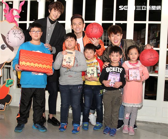 「馬來西亞暖聲男子雙人組」FS「音樂全才生」許書豪化身心納大廚，提前陪弱勢兒童圍爐過年，給孩子一個希望紅包。（記者邱榮吉/攝影）