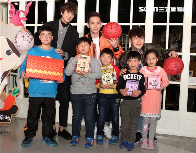 「馬來西亞暖聲男子雙人組」FS「音樂全才生」許書豪化身心納大廚，提前陪弱勢兒童圍爐過年，給孩子一個希望紅包。（記者邱榮吉/攝影）