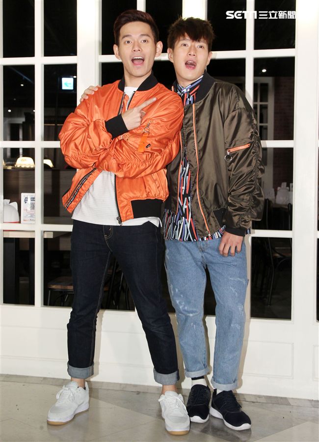 「馬來西亞暖聲男子雙人組」化身心納大廚，提前陪弱勢兒童圍爐過年，給孩子一個希望紅包。（記者邱榮吉/攝影）