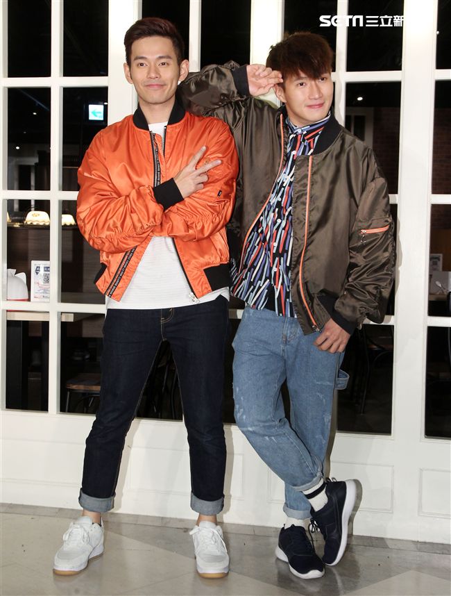 「馬來西亞暖聲男子雙人組」豪化身心納大廚，提前陪弱勢兒童圍爐過年，給孩子一個希望紅包。（記者邱榮吉/攝影）