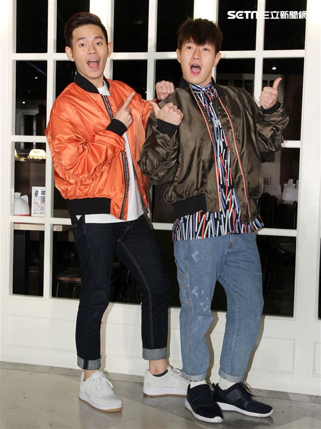 「馬來西亞暖聲男子雙人組」化身心納大廚，提前陪弱勢兒童圍爐過年，給孩子一個希望紅包。（記者邱榮吉/攝影）