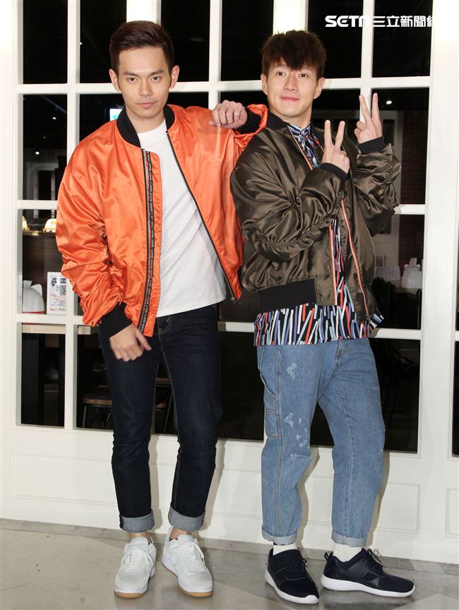 「馬來西亞暖聲男子雙人組」化身心納大廚，提前陪弱勢兒童圍爐過年，給孩子一個希望紅包。（記者邱榮吉/攝影）