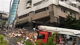 雲門大樓再傾斜15度,雲門,地震,花蓮,搜救,撤出,傾斜,倒塌／記者盧冠妃攝