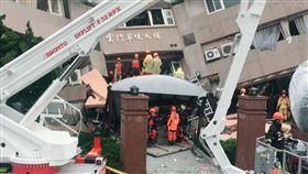 因地震倒塌的雲門翠堤大樓（圖／記者盧冠妃攝影）