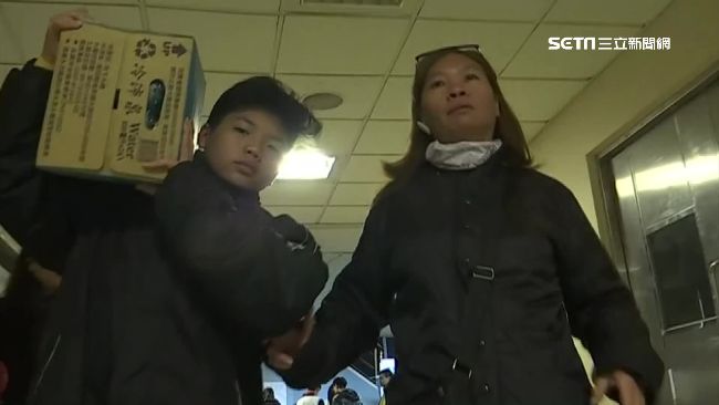最美的風景！母子送水給災民淚奪眶