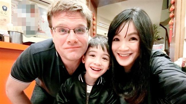 神複製藍眼睛！伊萊混血妹妹出生了
