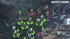 花蓮強震，2月7日晚間雲門翠堤搜救現場，搜救人員遇地震撤出。