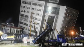 花蓮強震，2月7日晚間雲門翠堤搜救現場。 圖／記者林敬旻攝