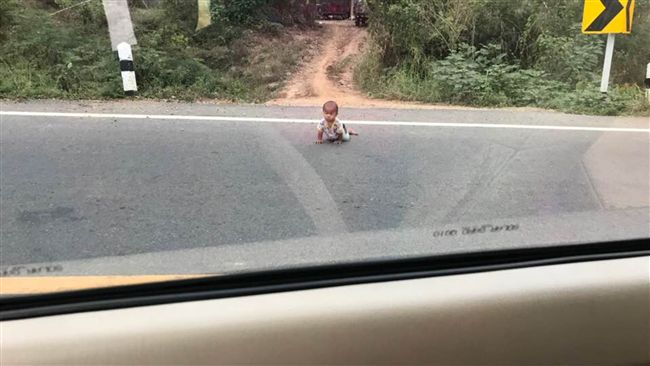 嬰兒馬路爬行險遭撞　父親竟在家大睡
