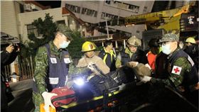 國軍,救災,花蓮,地震,爆怨公社,軍人　圖／翻攝國防部發言人臉書