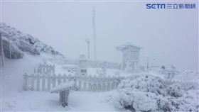 玉山又白頭，中央氣象局預報員李孟軒今（8）說，由於水氣足加上氣溫低，直到上午8時玉山仍持續降雪，另外，寒流持續減弱，今日各地氣溫稍回升，但東北部地區仍有局部較大降雨機率。（圖／氣象局提供）