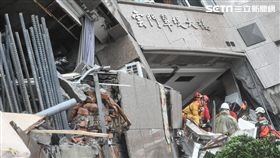 花蓮強震，雲門翠堤大樓現場，搜救人員持續搶救中。 圖／記者林敬旻攝