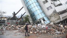 花蓮強震，雲門翠堤大樓現場，搜救人員持續搶救中。 圖／記者林敬旻攝