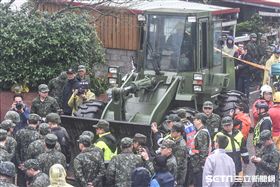 花蓮強震，雲門翠堤大樓現場，搜救人員持續搶救中，國軍大型機具進場。 圖／記者林敬旻攝