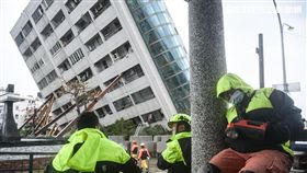 花蓮強震，雲門翠堤大樓現場，搜救人員持續搶救中。 圖／記者林敬旻攝