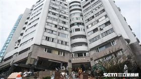花蓮強震，雲門翠堤大樓現場，搜救人員持續搶救中。 圖／記者林敬旻攝