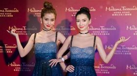 港杜莎夫人蠟像館，Angelababy（楊穎）跟蠟像合照。（翻攝微博）