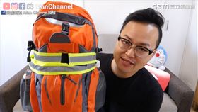防災包開箱。（圖／翻攝自阿倫頻道 Alan Channel臉書）
