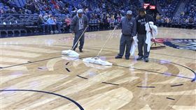 鵜鶘主場漏水。（圖／鵜鶘推特）