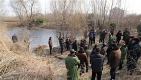 翻攝大陸媒體　江蘇　冰窟窿　救人