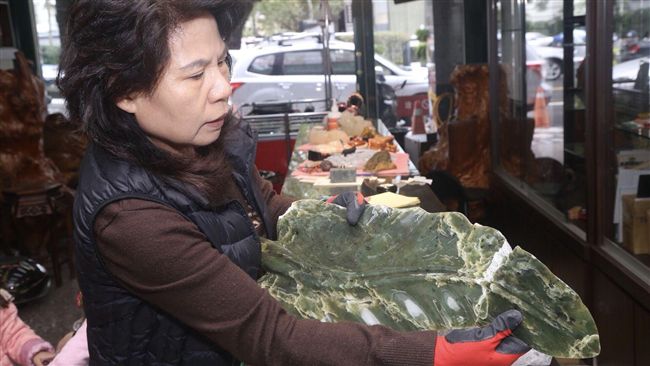 玉石珊瑚全砸地上　藝品店：心碎一地
