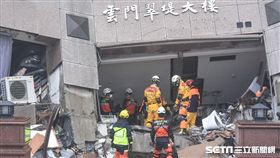 花蓮強震，雲門翠堤大樓現場，搜救人員持續搶救中。 圖／記者林敬旻攝