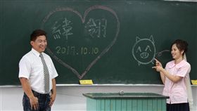 女學生戀上校車司機，事隔一年多再相遇才來電，兩人回到母校拍婚紗。（圖／翻攝國立員林家商校友會臉書）