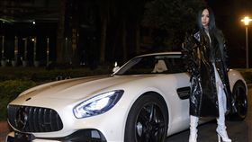 Mercedes-AMG GT Roadster現身aMEI新歌MV。（圖／翻攝Mercedes-Benz網站）