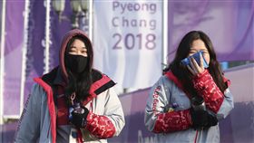 ▲平昌冬奧志工全副武裝防寒。（圖／美聯社／達志影像）
