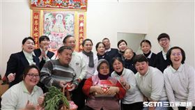 ▲台中慈濟醫院與慈濟護理之家醫護同仁和志工一起幫李女士家重新油漆粉刷、整理，居家環境煥然一新。（圖／台中慈濟醫院提供）