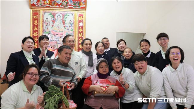 家窄小兒麻痺婦無法洗澡　他們幫大忙