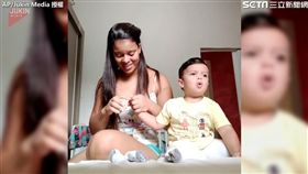 男孩超戲劇性假哭逗笑媽媽。（圖／翻攝自AP/Jukin Media臉書）