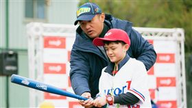 張泰山出席「英語小小棒球尖兵」冬令營擔任一日教練。（圖／寶悍提供）