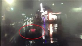 新北市,泰山,明志路二段,車禍,肇事逃逸,肇逃,機車,汽車,翻攝畫面，警方提供