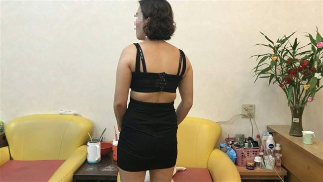 老闆娘爆乳上陣　加碼揉奶逼「繳械」