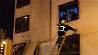 三人接力扛出中風翁　妻：人間菩薩！